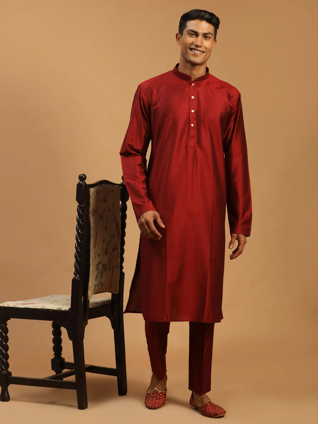 VASTRAMAY Maroon Viscose Kurta With Pant