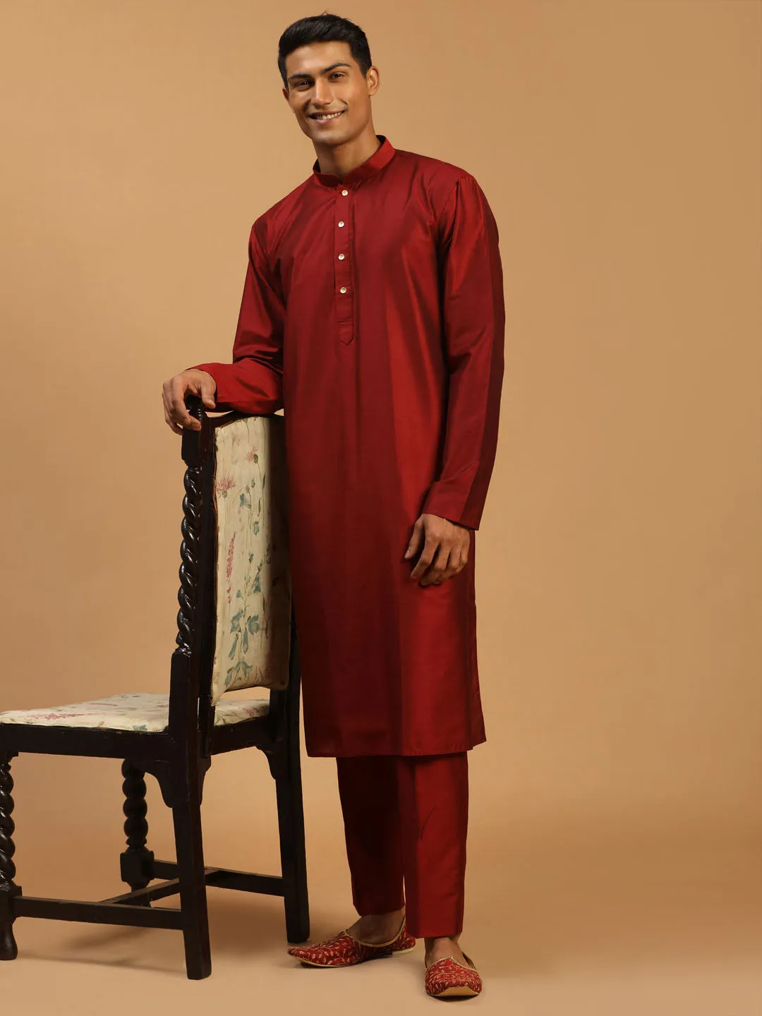 VASTRAMAY Maroon Viscose Kurta With Pant